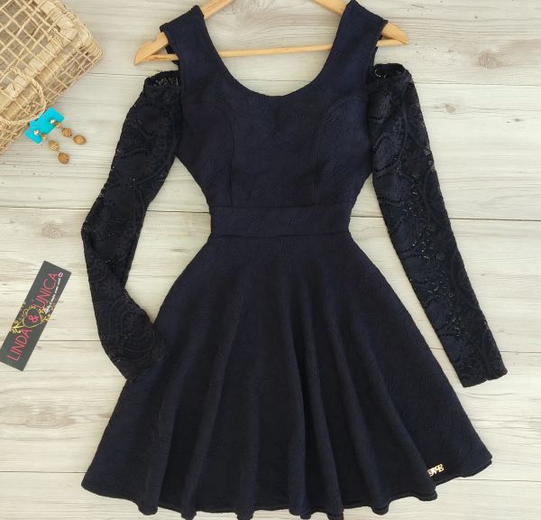 Vestido Rodado com Detalhes nas Costas